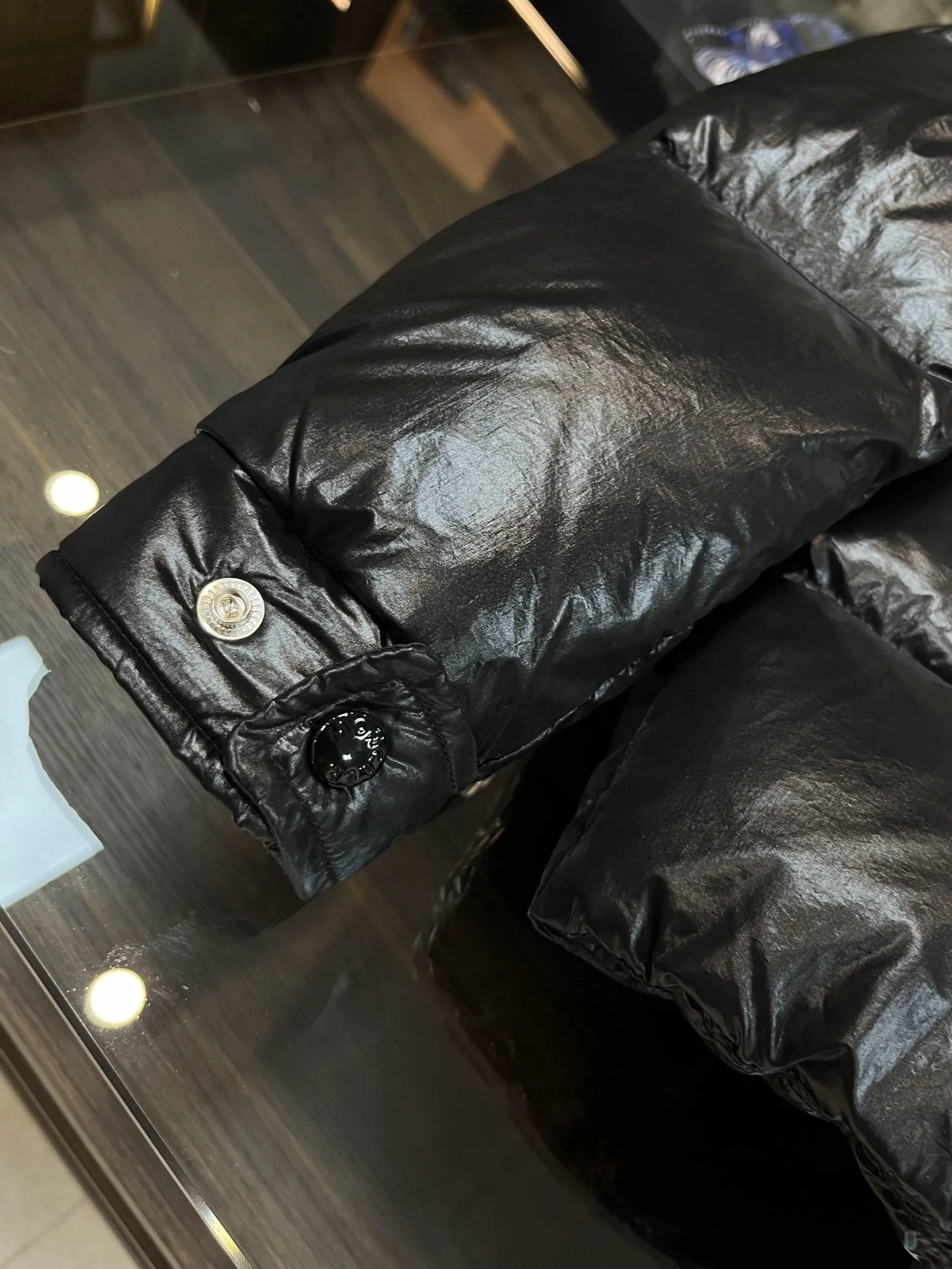 P390 Moncler/ 2026 70 、 。 DNA ， ， 。 Classic ， 、 。 Classic 70 。 Quality， 90 ，Premium Quality ， ，Black ！ Sizes M-3XL